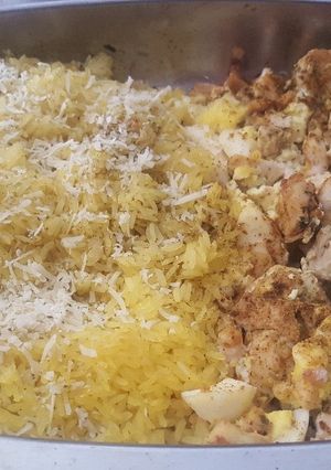 Una foto de Pollo al curry con arroz azafranado