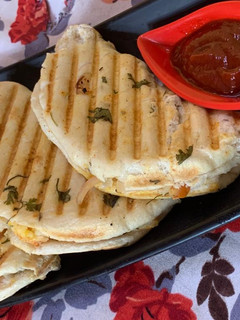 स्टफ्ड आलू कुलचा (Stuffed Aloo kulcha recipe in hindi) रेसिपी मुख्य फोटो