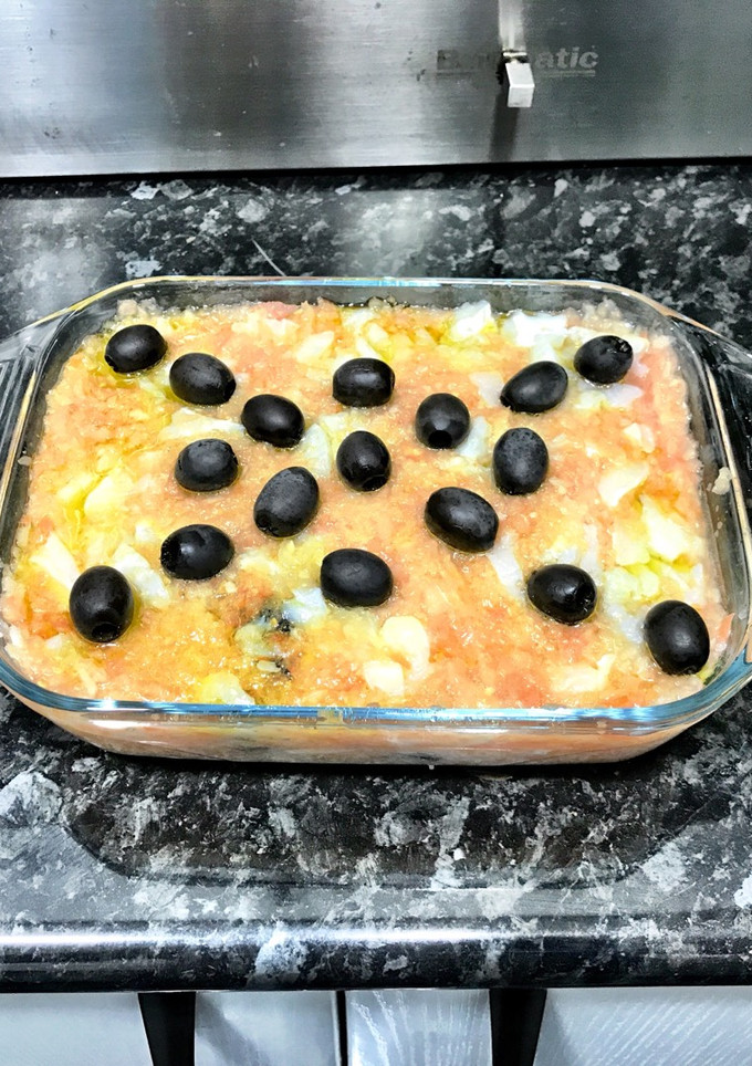Una foto de Picada de cebolla y tomate con bacalao