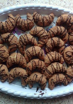 A picture of Helalat Gaufrette (Algerian Crescent Cookies).