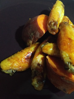 Una foto de Alitas de pollo al horno con mandarina, soja y miel