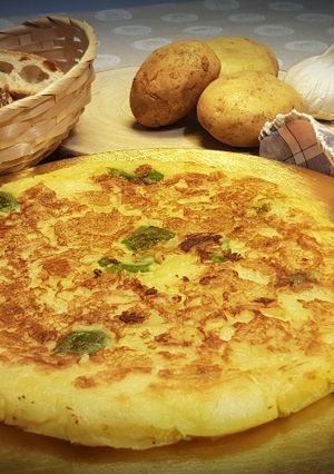 Una foto de Tortilla de patata vegana (sin huevo)