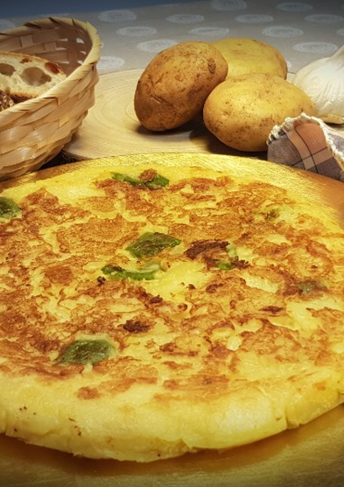 Una foto de Tortilla de patata vegana (sin huevo)