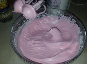 Una foto de Merengue suizo para decorar tartas, cupcakes y pasteles