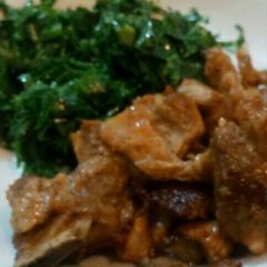 A picture of Fried beef with Fried kales.