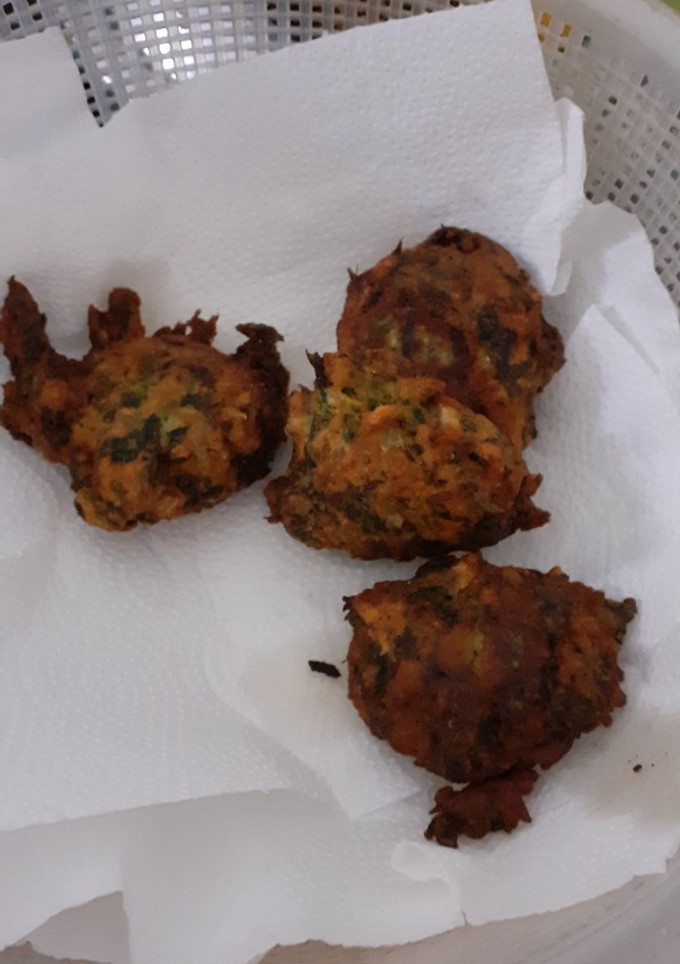 Una foto de Buñuelos de acelga y zapallito verde