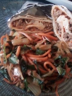 Una foto de Verduras juliana con wrap de carne picada