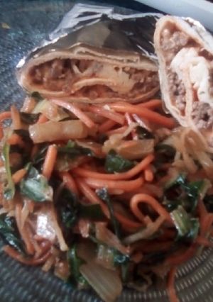 Una foto de Verduras juliana con wrap de carne picada