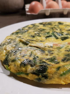 Una foto de Tortilla de espinacas baby y jamón serrano