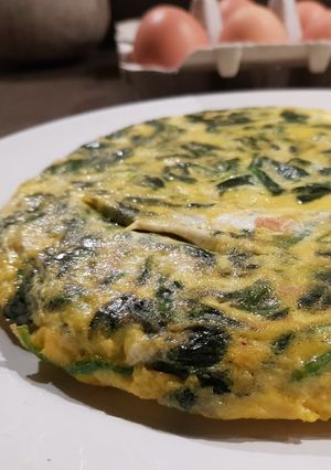 Una foto de Tortilla de espinacas baby y jamón serrano