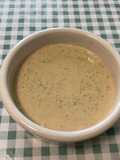Sauce salade aux anchois, moutarde de Dijon et ail mariné