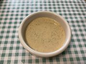 Une photo de sauce salade
