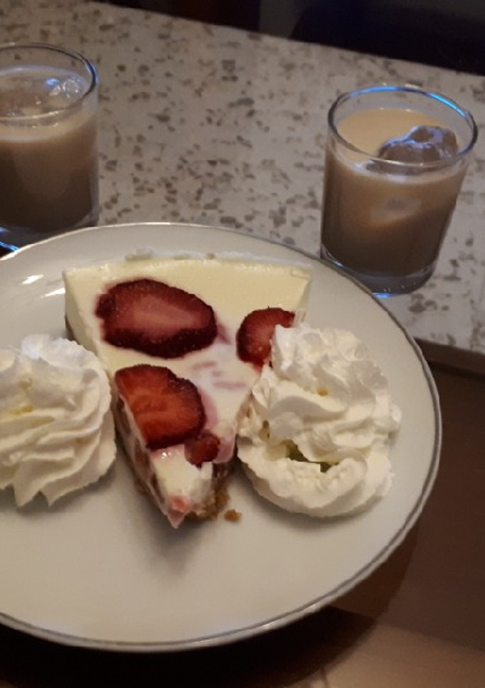 Una foto de Tarta de fresas con nata sin horno😋😊🍓