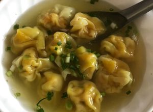 Hình của món Hoành thánh tôm thịt.