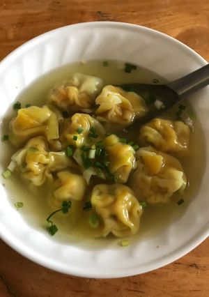 Hình của món Hoành thánh tôm thịt.