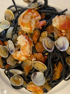 Una foto de Spaghetti al Nero di Sepia con Frutos del Mar