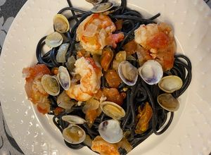 Una foto de Spaghetti al Nero di Sepia con Frutos del Mar