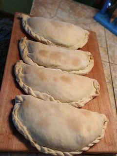 Una foto de Calzones de jamón, queso y vegetales