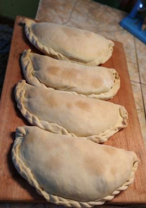Una foto de Calzones de jamón, queso y vegetales