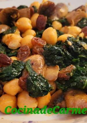 Una foto de Espinacas con garbanzos sabores de mi cocina