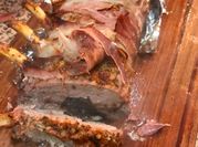 Una foto de cerdo con puré de batata