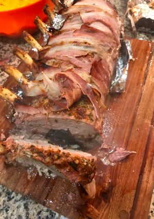 Una foto de Carre de cerdo mechado con ciruelas y salsa de champiñones