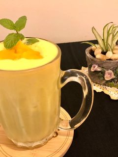 फ्रोजन मैंगो स्मूदी (Frozen Mango Smoothie recipe in Hindi) रेसिपी मुख्य फोटो