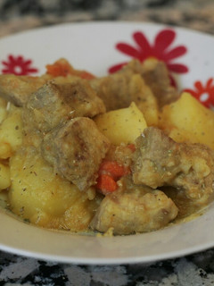 Una foto de Estofado de carne con patatas 🍴