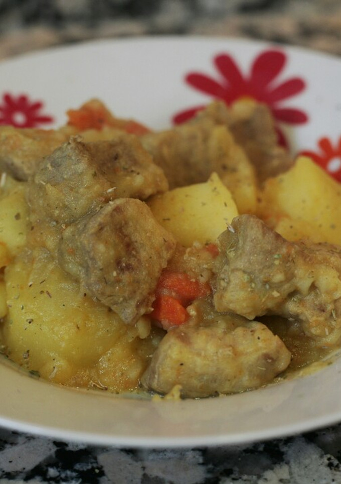 Una foto de Estofado de carne con patatas 🍴