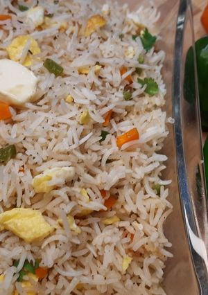 A picture of Garlic fried rice.