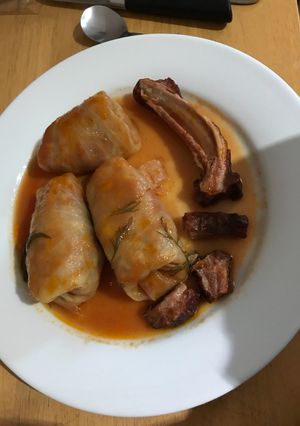 Una foto de Sarmale (receta de Rumania de rollitos de col y carne)