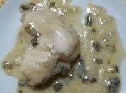 Una foto de pata muslo al verdeo con crema