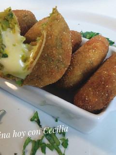 Una foto de Croquetas indias rellenas con queso "Aloo Tikki"