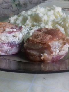 Baconös csirkemell, sajtszósszal recept fotója