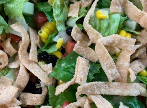 Una foto de Chicken fiesta salad