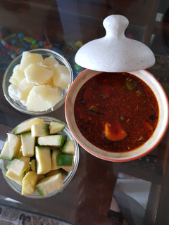 ગોળ કેરી અથાણું (Gol Keri Athanu Recipe In Gujarati) રેસીપી મુખ્ય ફોટો