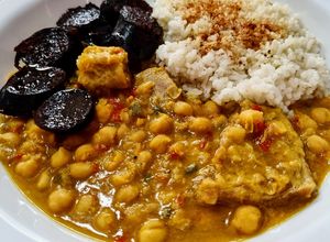 Una foto de GARBANZOS Y MATAMBRE🐮 (sobrebarriga)🥣en Olla Express...!