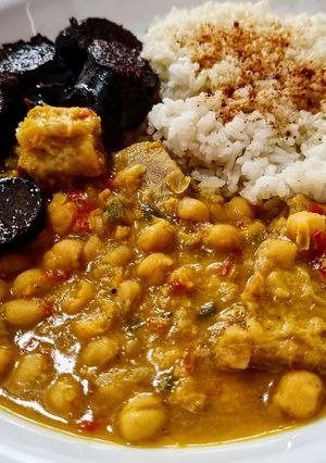 Una foto de GARBANZOS Y MATAMBRE🐮 (sobrebarriga)🥣en Olla Express...!