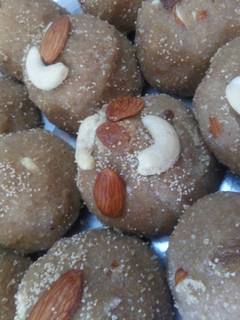 ચુરમાના લાડુ (churma na laddu recipe in Gujarati) રેસીપી મુખ્ય ફોટો