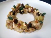 Una foto di pollo con uva passa