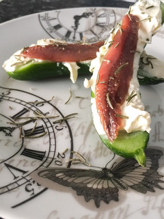 Una foto de Mini pepino con anchoas y queso