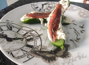 Una foto de Mini pepino con anchoas y queso