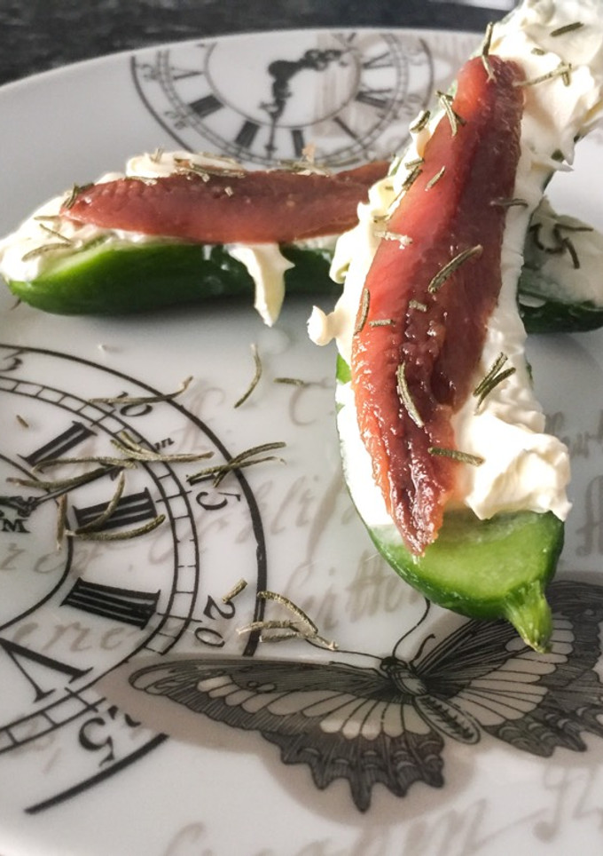Una foto de Mini pepino con anchoas y queso