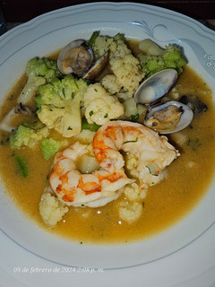 Una foto de Guiso marinero de mix de coliflor romanesco y coliflor blanca