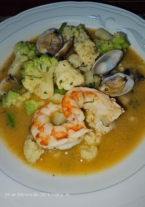 Una foto de Guiso marinero de mix de coliflor romanesco y coliflor blanca