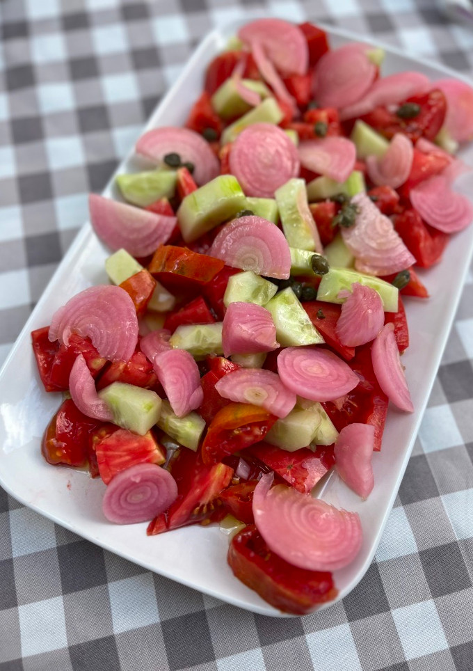 Una foto de Ensalada con tomates rosas del huerto de Tesa 🍅🩷🎀