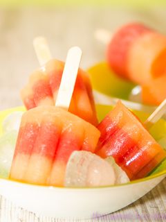 Una foto de Polos de melón y sandía