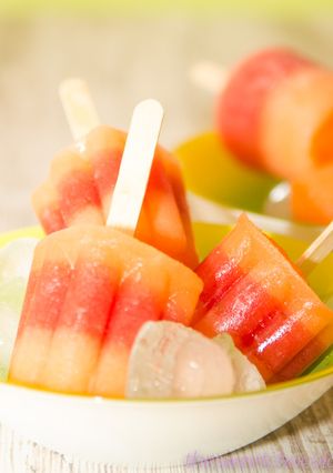 Una foto de Polos de melón y sandía