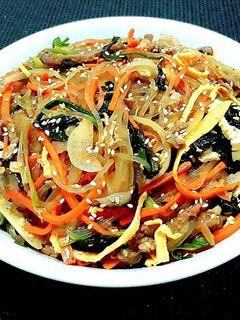 รูปของ จับเช/ฉับเช/ฉับแช (Japchae) ยำวุ้นเส้นเกาหลี (ผัดวุ้นเส้นเกาหลี) อร่อยแบบฉบับคนเกาหลี 😁