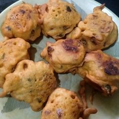 A picture of Aloo bonda.